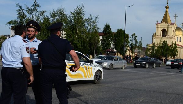 Сотрудники правоохранительных органов у церкви Архангела Михаила в центре Грозного, в которой четверо боевиков пытались захватить прихожан в качестве заложников. Архивное фото Сотрудники правоохранительных органов у церкви Архангела Михаила в центре Грозного, в которой четверо боевиков пытались захватить прихожан в качестве заложников. Архивное фото