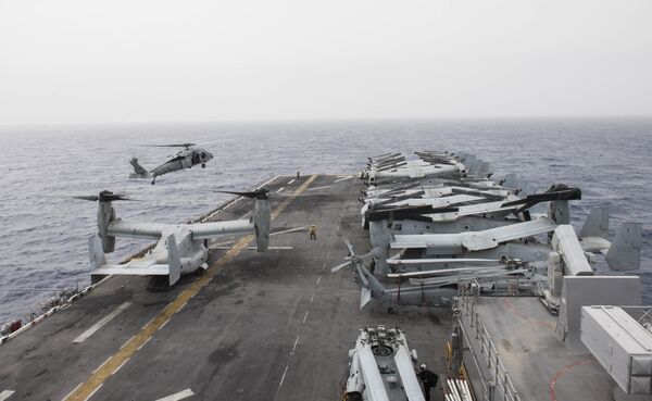 Американский палубный многоцелевой вертолет MH-60S Sea Hawk готовится к посадке на корабль USS Iwo Jima 6-го флота ВМС США. 23 марта 2018 Американский палубный многоцелевой вертолет MH-60S Sea Hawk готовится к посадке на корабль USS Iwo Jima 6-го флота ВМС США. 23 марта 2018