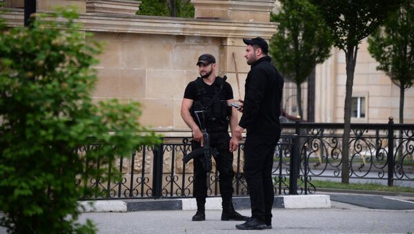 Сотрудники правоохранительных органов у церкви Архангела Михаила в центре Грозного, в которой четверо боевиков пытались захватить прихожан в качестве заложников. Архивное фото Сотрудники правоохранительных органов у церкви Архангела Михаила в центре Грозного, в которой четверо боевиков пытались захватить прихожан в качестве заложников. Архивное фото