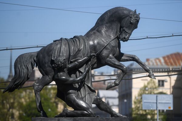 Скульптурная композиция Укротители Коней на Аничковом мосту в Санкт-Петербурге Скульптурная композиция Укротители Коней на Аничковом мосту в Санкт-Петербурге