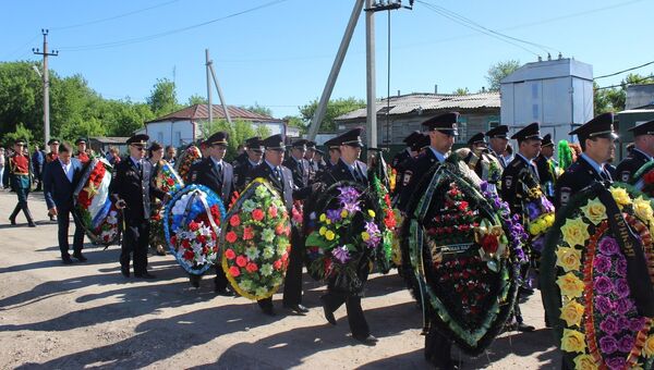 Похороны старшего сержанта полиции Кайрата Рахметова, погибшего при нападении на храм Архангела Михаила в Грозном. Архивное фото Похороны старшего сержанта полиции Кайрата Рахметова, погибшего при нападении на храм Архангела Михаила в Грозном. Архивное фото