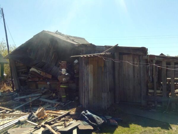 Пожарные ликвидируют последствия хлопка газовоздушной смеси в городе Ревда, Свердловской области. 23 мая 2018 Пожарные ликвидируют последствия хлопка газовоздушной смеси в городе Ревда, Свердловской области. 23 мая 2018