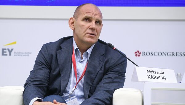 Трехкратный олимпийский чемпион по греко-римской борьбе, член комитета Государственной Думы Федерального собрания Российской Федерации по энергетике Александр Карелин во время презентации спортивной программы ПМЭФ-2018 Трехкратный олимпийский чемпион по греко-римской борьбе, член комитета Государственной Думы Федерального собрания Российской Федерации по энергетике Александр Карелин во время презентации спортивной программы ПМЭФ-2018