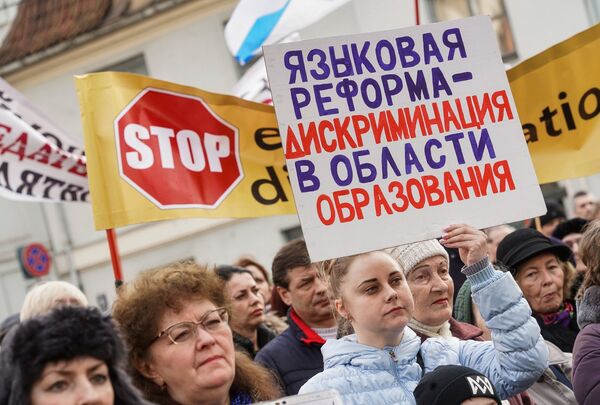 Акция протеста против решения президента Латвии Раймонда Вейониса провозгласить закон о полном переводе школ на латышский язык обучения Акция протеста против решения президента Латвии Раймонда Вейониса провозгласить закон о полном переводе школ на латышский язык обучения