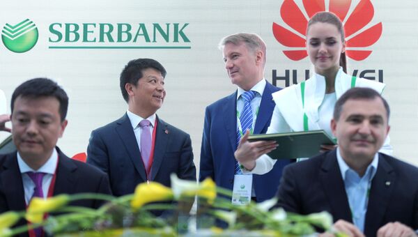 Исполнительный директор Huawei Technologies Co.,Ltd. Го Пин и президент, председатель правления ОАО Сбербанк России Герман Греф на Петербургском международном экономическом форуме. 24 мая 2018 Исполнительный директор Huawei Technologies Co.,Ltd. Го Пин и президент, председатель правления ОАО Сбербанк России Герман Греф на Петербургском международном экономическом форуме. 24 мая 2018