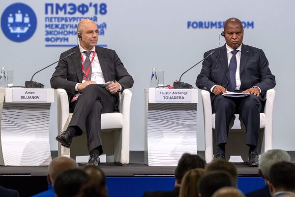Первый заместитель председателя правительства РФ – министр финансов РФ Антон Силуанов и президент Центральноафриканской Республики Фостен Арканж Туадера (справа) во время торжественного открытия Петербургского международного экономического форума Первый заместитель председателя правительства РФ – министр финансов РФ Антон Силуанов и президент Центральноафриканской Республики Фостен Арканж Туадера (справа) во время торжественного открытия Петербургского международного экономического форума