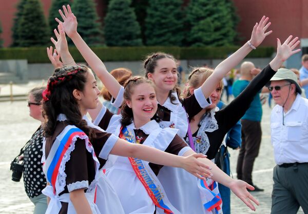 Школьники во время празднования последнего звонка на Красной площади Школьники во время празднования последнего звонка на Красной площади