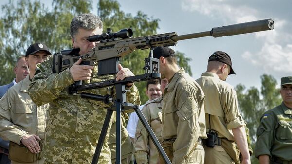 Президент Украины Петр Порошенко со снайперской винтовкой Президент Украины Петр Порошенко со снайперской винтовкой