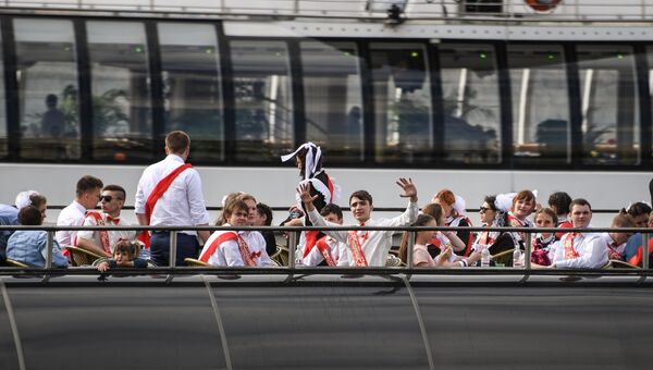 Школьники во время празднования последнего звонка в Москве Школьники во время празднования последнего звонка в Москве