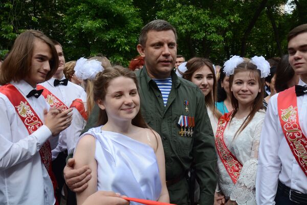 Глава Донецкой народной республики Александр Захарченко с выпускниками лицея Интеллект в Донецке во время празднования последнего звонка Глава Донецкой народной республики Александр Захарченко с выпускниками лицея Интеллект в Донецке во время празднования последнего звонка