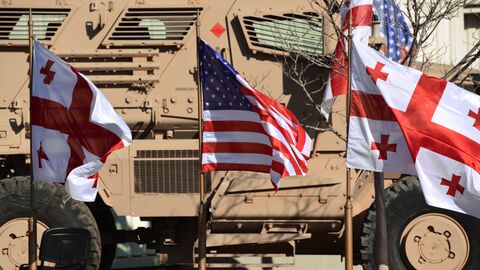 Флаги Грузии и США в совместном центре тренировок и оценок Грузия-НАТО на территории военной базы в Крцаниси близ Тбилиси, Грузия Флаги Грузии и США в совместном центре тренировок и оценок Грузия-НАТО на территории военной базы в Крцаниси близ Тбилиси, Грузия