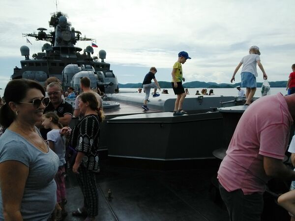 Российские дети играют на ракетной пусковой установке БПК Адмирал Трибуц Российские дети играют на ракетной пусковой установке БПК Адмирал Трибуц