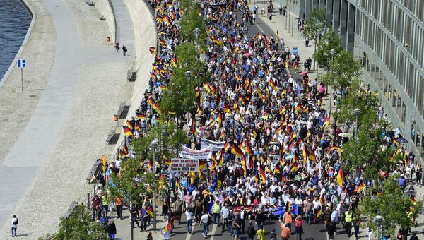 Участники акции протеста, организованной партией Альтернатива для Германии (АдГ), в Берлине. Архивное фото Участники акции протеста, организованной партией Альтернатива для Германии (АдГ), в Берлине. Архивное фото