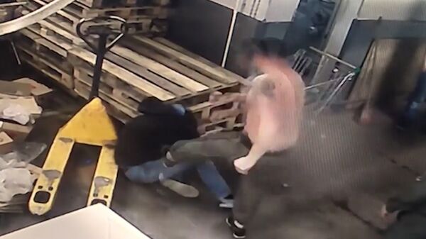 Видео избиения посетителя магазина на Новом Арбате Видео избиения посетителя магазина на Новом Арбате