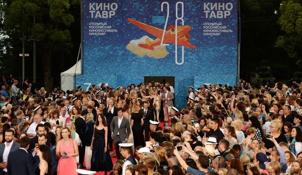 Посетители на торжественной церемонии открытия 28-го Открытого российского кинофестиваля Кинотавр в Сочи Посетители на торжественной церемонии открытия 28-го Открытого российского кинофестиваля Кинотавр в Сочи