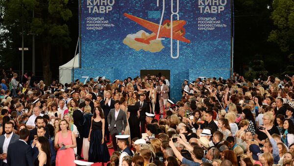 Посетители на торжественной церемонии открытия 28-го Открытого российского кинофестиваля Кинотавр в Сочи Посетители на торжественной церемонии открытия 28-го Открытого российского кинофестиваля Кинотавр в Сочи