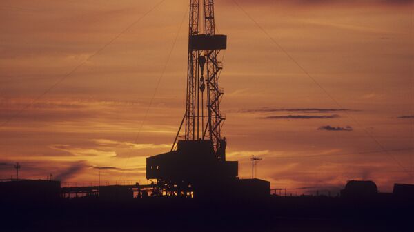Буровая вышка на Самотлорском месторождении нефти и газа Буровая вышка на Самотлорском месторождении нефти и газа