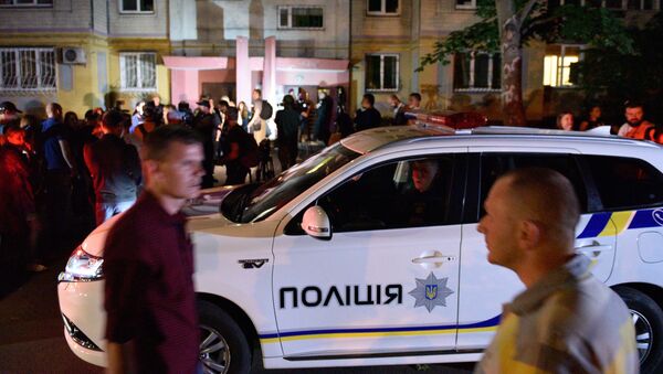 Сотрудники полиции и журналисты возле дома в Киеве, где был застрелен российский журналист Аркадий Бабченко Сотрудники полиции и журналисты возле дома в Киеве, где был застрелен российский журналист Аркадий Бабченко