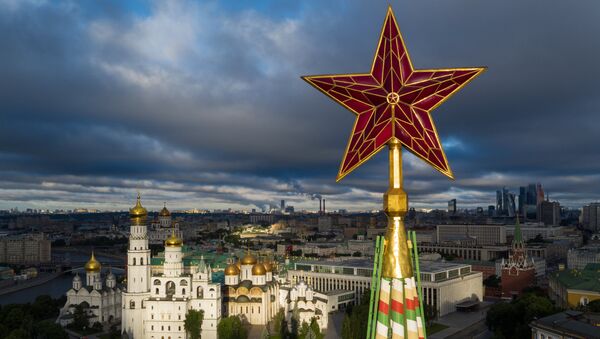 Звезда на Спасской башне Московского Кремля. Архивное фото Звезда на Спасской башне Московского Кремля. Архивное фото