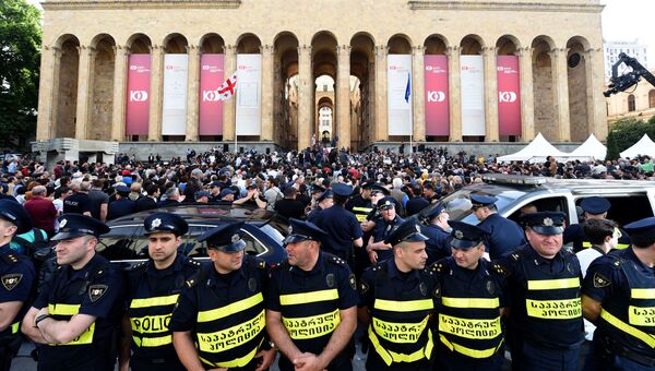Акция протеста проходит у здания парламента, Грузия. 1 июня 2018 Акция протеста проходит у здания парламента, Грузия. 1 июня 2018