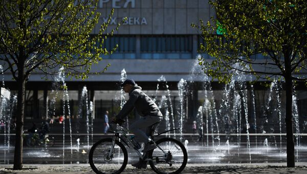 Мужчина катается на велосипеде в парке Музеон в Москве Мужчина катается на велосипеде в парке Музеон в Москве