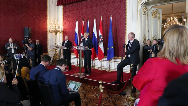 Президент РФ Владимир Путин и федеральный президент Австрии Александр Ван дер Беллен на пресс-конференции по итогам встречи во дворце Хофбург в Вене. 5 июня 2018 Президент РФ Владимир Путин и федеральный президент Австрии Александр Ван дер Беллен на пресс-конференции по итогам встречи во дворце Хофбург в Вене. 5 июня 2018