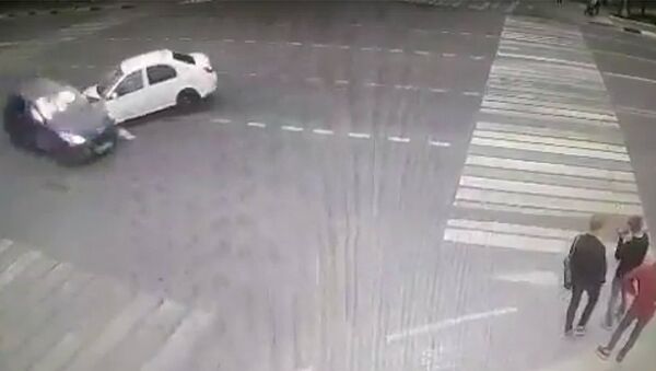 Стопкадр записи камеры видеонаблюдения, на которую попал момент ДТП в Домодедово Стопкадр записи камеры видеонаблюдения, на которую попал момент ДТП в Домодедово