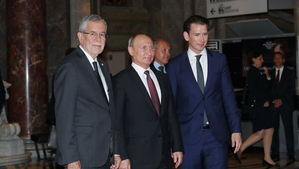 ладимир Путин, федеральный президент Австрийской Республики Александр Ван дер Беллен (слева) и федеральный канцлер Австрии Себастьян Курц во время посещения Венского музея истории искусств ладимир Путин, федеральный президент Австрийской Республики Александр Ван дер Беллен (слева) и федеральный канцлер Австрии Себастьян Курц во время посещения Венского музея истории искусств