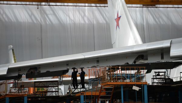 Самолет Ан-124-100 в сборочном цехе самолетостроительного предприятия в Ульяновске Самолет Ан-124-100 в сборочном цехе самолетостроительного предприятия в Ульяновске