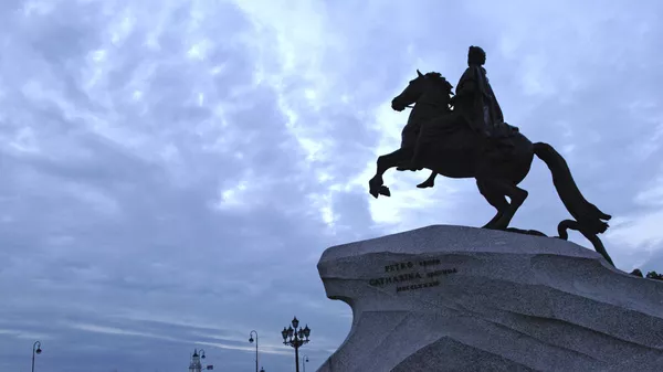 Памятник Петру Первому Медный всадник на Сенатской площади в Санкт-Петербурге. Архивное фото Памятник Петру Первому Медный всадник на Сенатской площади в Санкт-Петербурге. Архивное фото