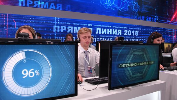 Сотрудники колл-центра накануне Прямой линии с президентом РФ Владимиром Путиным в Гостином дворе. 6 июня 2018 Сотрудники колл-центра накануне Прямой линии с президентом РФ Владимиром Путиным в Гостином дворе. 6 июня 2018