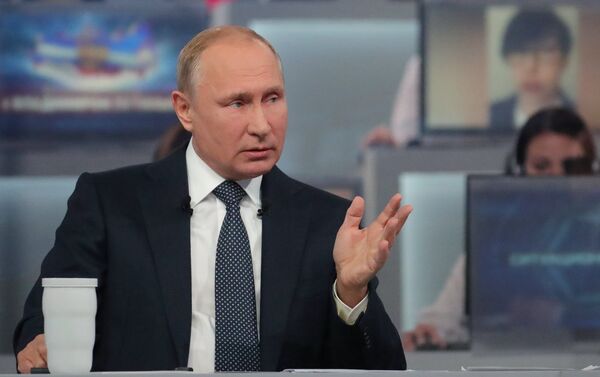 Президент РФ Владимир Путин отвечает на вопросы россиян во время ежегодной специальной программы Прямая линия с Владимиром Путиным. 7 июня 2018 Президент РФ Владимир Путин отвечает на вопросы россиян во время ежегодной специальной программы Прямая линия с Владимиром Путиным. 7 июня 2018