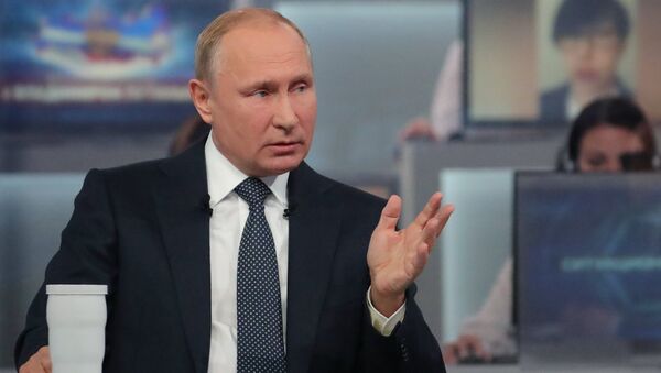 Президент РФ Владимир Путин отвечает на вопросы россиян во время ежегодной специальной программы Прямая линия с Владимиром Путиным в эфире российских телеканалов и радиостанций. Президент РФ Владимир Путин отвечает на вопросы россиян во время ежегодной специальной программы Прямая линия с Владимиром Путиным в эфире российских телеканалов и радиостанций.