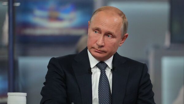 Президент РФ Владимир Путин отвечает на вопросы россиян во время ежегодной специальной программы Прямая линия с Владимиром Путиным. 7 июня 2018 Президент РФ Владимир Путин отвечает на вопросы россиян во время ежегодной специальной программы Прямая линия с Владимиром Путиным. 7 июня 2018