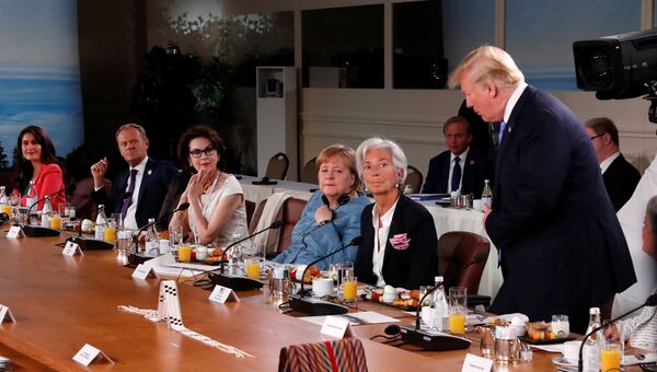 Президент США Дональд Трамп с опозданием прибыл на завтрак лидеров G7, который был посвящен вопросам гендерного равенства. 9 июня 2018 года Президент США Дональд Трамп с опозданием прибыл на завтрак лидеров G7, который был посвящен вопросам гендерного равенства. 9 июня 2018 года