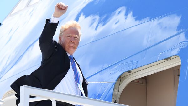 Президент США Дональд Трамп во время отъезда с базы Баготвилл в Канаде. 9 июня 2018 Президент США Дональд Трамп во время отъезда с базы Баготвилл в Канаде. 9 июня 2018