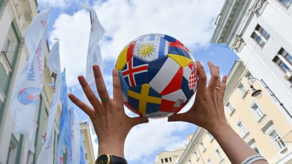 Футбольный мяч с изображением флагов стран-участниц чемпионата мира по футболу FIFA 2018.
