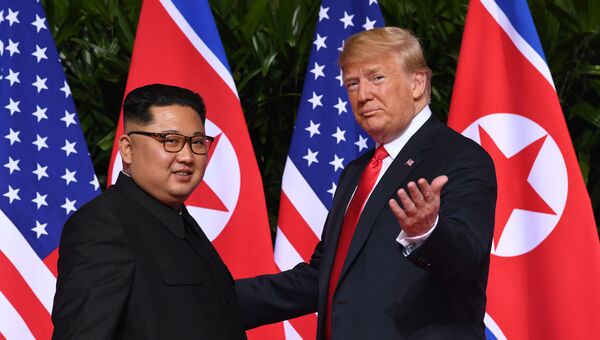 Президент США Дональд Трамп и лидер КНДР Ким Чен Ын во время встречи в Сингапуре. 12 июня 2018 Президент США Дональд Трамп и лидер КНДР Ким Чен Ын во время встречи в Сингапуре. 12 июня 2018