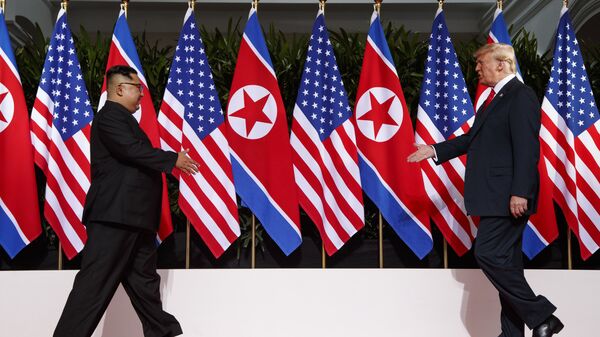 Президент США Дональд Трамп и лидер КНДР Ким Чен Ын Во время встречи в Сингапуре. 12 июня 2018 Президент США Дональд Трамп и лидер КНДР Ким Чен Ын Во время встречи в Сингапуре. 12 июня 2018