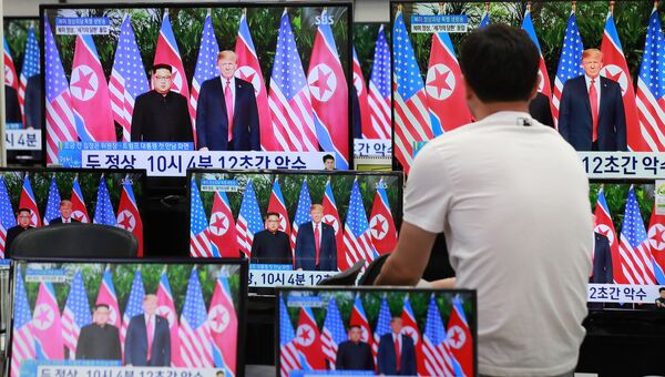 Трансляция встречи президента США Дональда Трампа и лидера КНДР Ким Чен Ына в магазине электроники в Сеуле, Южная Корея. 12 июня 2018 Трансляция встречи президента США Дональда Трампа и лидера КНДР Ким Чен Ына в магазине электроники в Сеуле, Южная Корея. 12 июня 2018