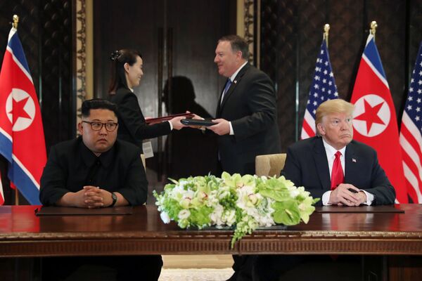 Лидер КНДР Ким Чен Ын и президент США Дональд Трамп во время подписания документов по итогам встречи в Сингапуре. 12 июня 2018 Лидер КНДР Ким Чен Ын и президент США Дональд Трамп во время подписания документов по итогам встречи в Сингапуре. 12 июня 2018