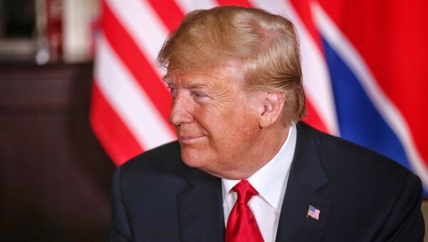 Президент США Дональд Трамп во время встречи с лидером КНДР Ким Чен Ыном в Сингапуре. 12 июня 2018 Президент США Дональд Трамп во время встречи с лидером КНДР Ким Чен Ыном в Сингапуре. 12 июня 2018