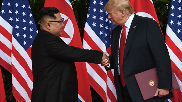 Лидер КНДР Ким Чен Ын и президент США Дональд Трамп во время встречи в Сингапуре. 12 июня 2018 Лидер КНДР Ким Чен Ын и президент США Дональд Трамп во время встречи в Сингапуре. 12 июня 2018