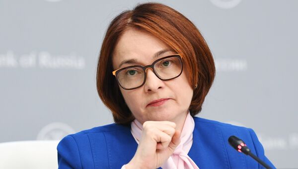 Председатель Центрального банка РФ Эльвира Набиуллина выступает на брифинге в Москве. 15 июня 2018 Председатель Центрального банка РФ Эльвира Набиуллина выступает на брифинге в Москве. 15 июня 2018