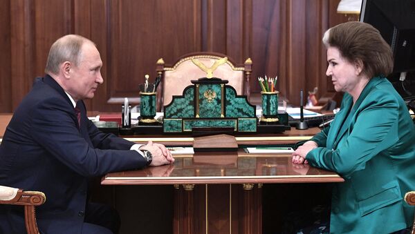 Президент РФ Владимир Путин во время встречи с летчиком-космонавтом Валентиной Терешковой. 16 июня 2018 Президент РФ Владимир Путин во время встречи с летчиком-космонавтом Валентиной Терешковой. 16 июня 2018
