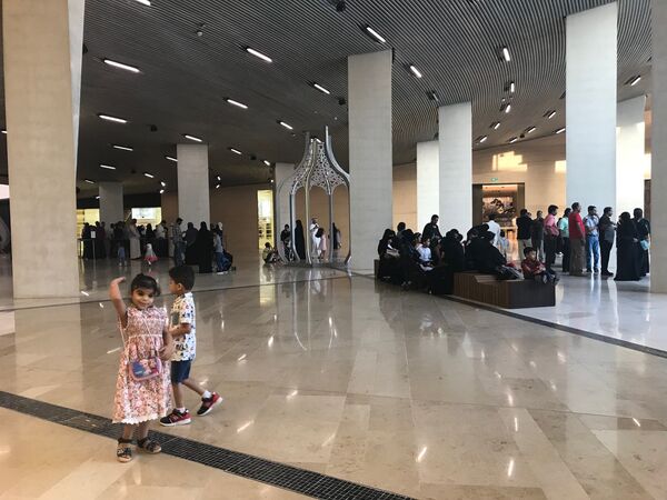 Люди в Центре мировой культуры имени Короля Абдулазиза в Дахране Люди в Центре мировой культуры имени Короля Абдулазиза в Дахране