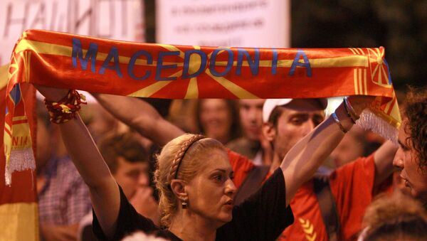Участники митинга против изменения названия страны перед зданием парламента в Скопье, Македония. 13 июня 2018 Участники митинга против изменения названия страны перед зданием парламента в Скопье, Македония. 13 июня 2018