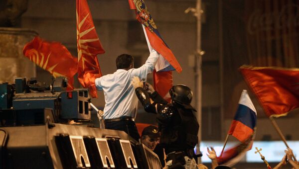 Участник митинга с флагами России и Македонии против изменения названия страны в Скопье. Архивное фото Участник митинга с флагами России и Македонии против изменения названия страны в Скопье. Архивное фото