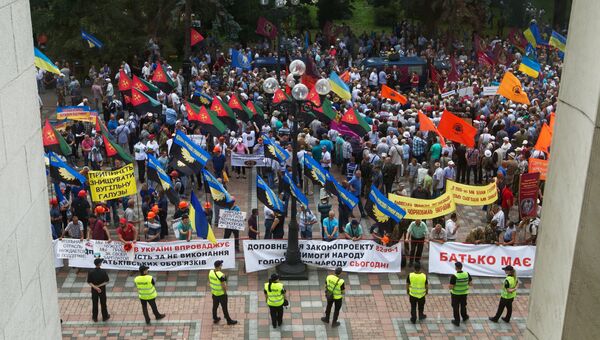Шахтеры на акции протеста у здания Рады Украины в Киеве. 19 июня 2018 Шахтеры на акции протеста у здания Рады Украины в Киеве. 19 июня 2018