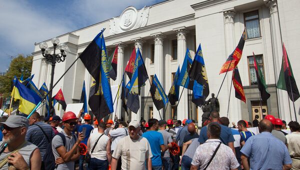 Шахтеры на акции протеста у здания Рады Украины в Киеве. Митингующие протестуют против постоянных задержек зарплат и требуют увеличения заработной платы Шахтеры на акции протеста у здания Рады Украины в Киеве. Митингующие протестуют против постоянных задержек зарплат и требуют увеличения заработной платы